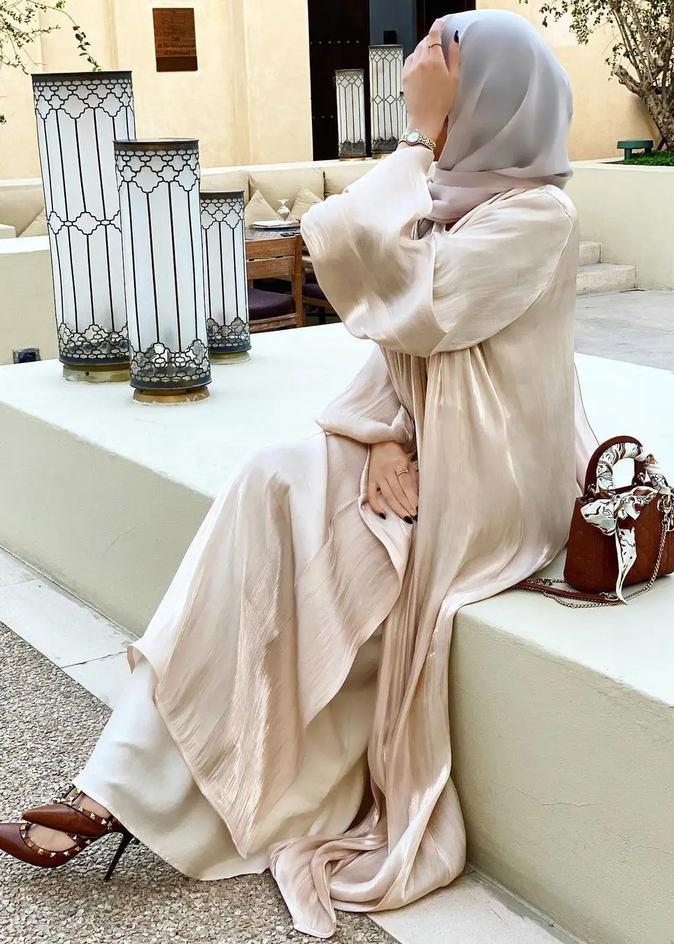 Sleek Blouson Sleeve Abaya_6