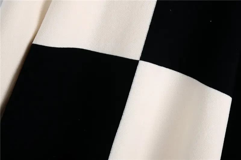 Black and White Color Block High Neck Sweater_3