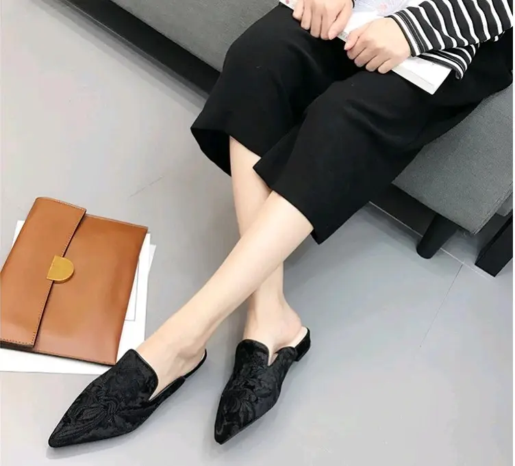 Embroidered Slip On Flat Shoes_9