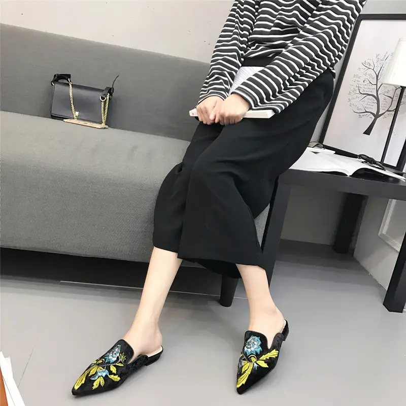 Embroidered Slip On Flat Shoes_2
